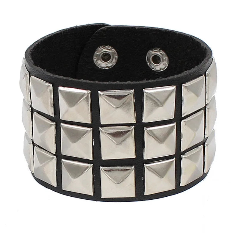 Pulseira Gótica Punk 2025 em Couro PU com 3 Fileiras de Spikes e Correntes | Acessório Unissex