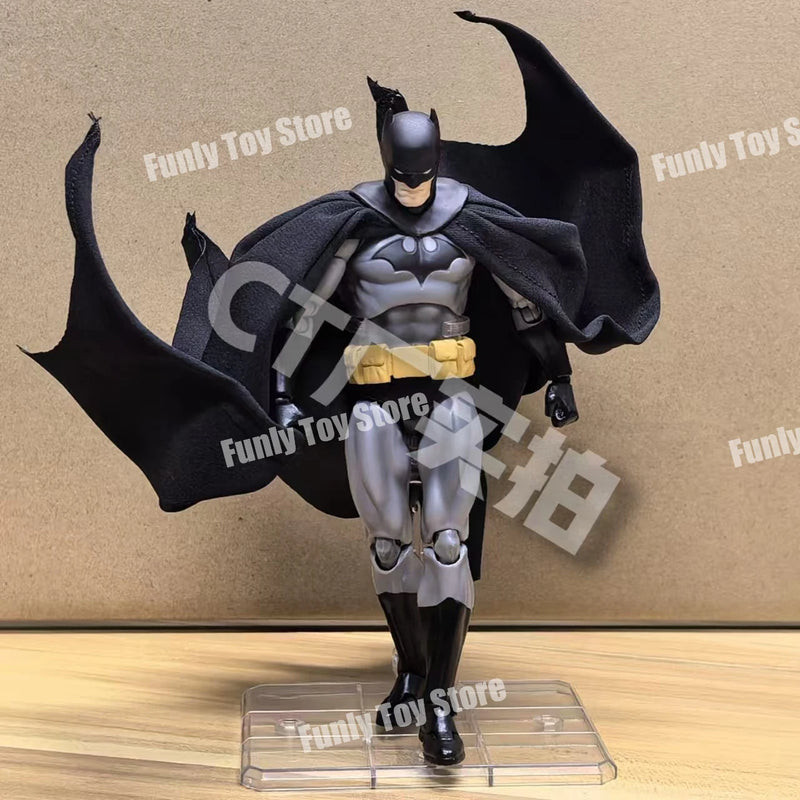 Action Figure Batman Hush Mafex 126 – Versão Preta, Bandai, 1/12, Colecionável DC