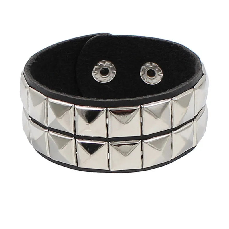 Pulseira Gótica Punk 2025 em Couro PU com 3 Fileiras de Spikes e Correntes | Acessório Unissex