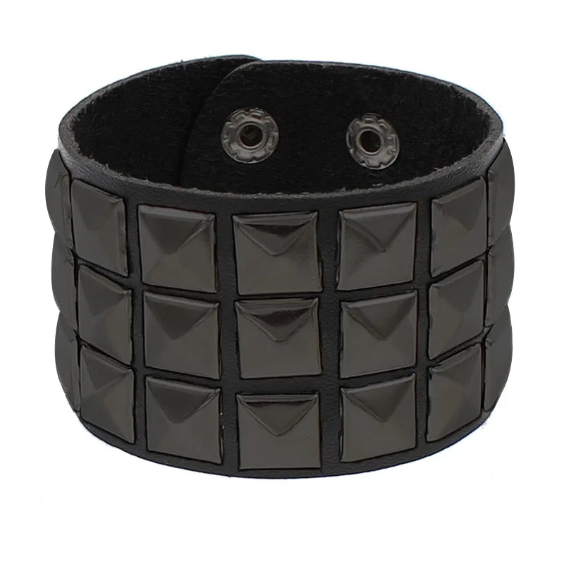 Pulseira Gótica Punk 2025 em Couro PU com 3 Fileiras de Spikes e Correntes | Acessório Unissex
