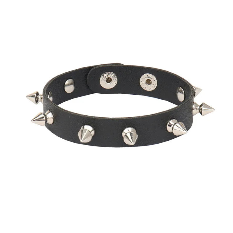 Pulseira Gótica Punk 2025 em Couro PU com 3 Fileiras de Spikes e Correntes | Acessório Unissex