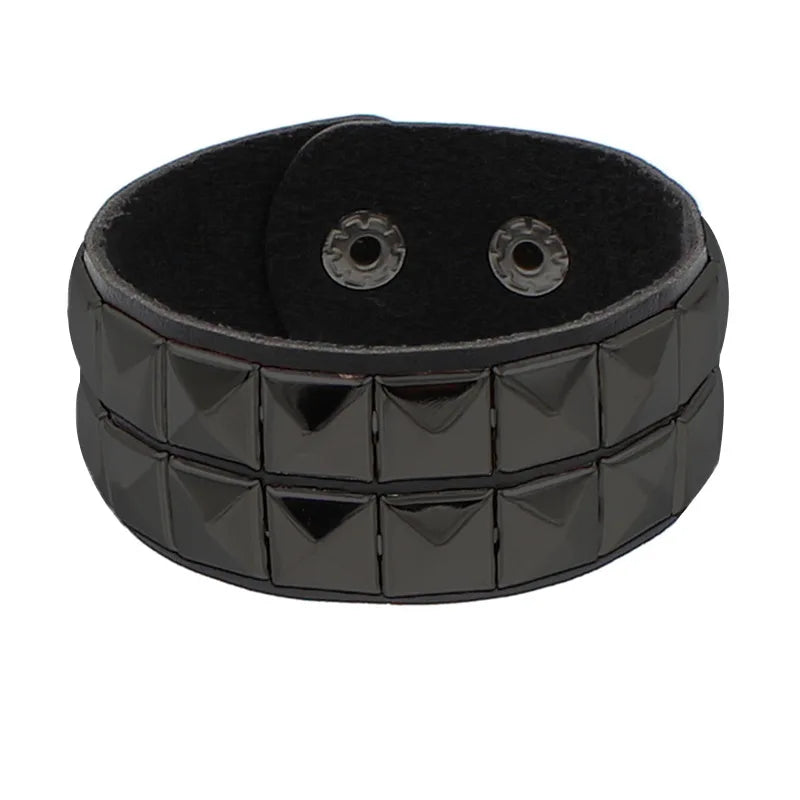 Pulseira Gótica Punk 2025 em Couro PU com 3 Fileiras de Spikes e Correntes | Acessório Unissex