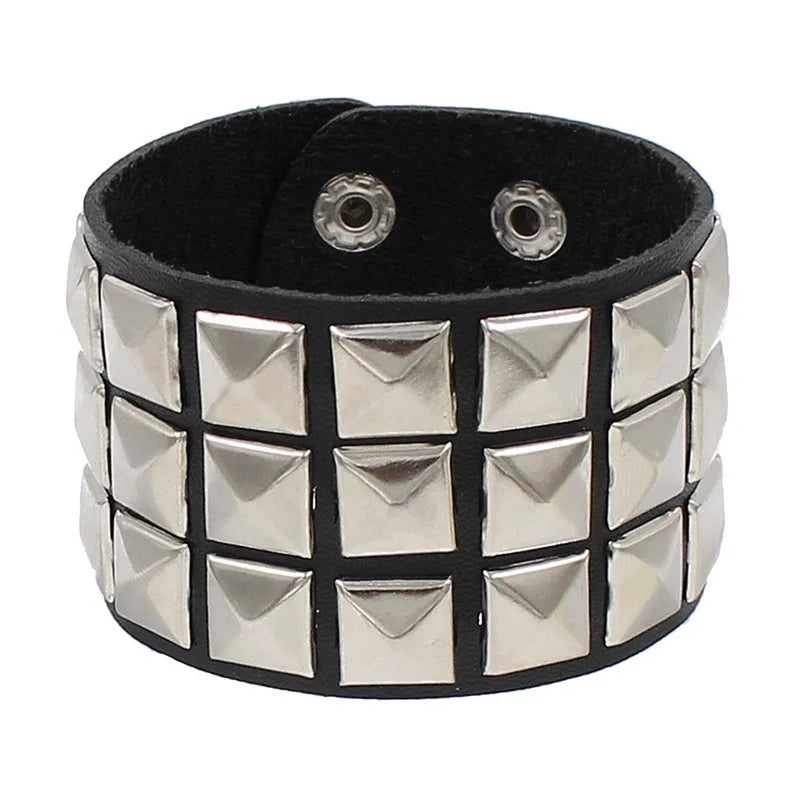 Pulseira Gótica Punk 2025 em Couro PU com 3 Fileiras de Spikes e Correntes | Acessório Unissex