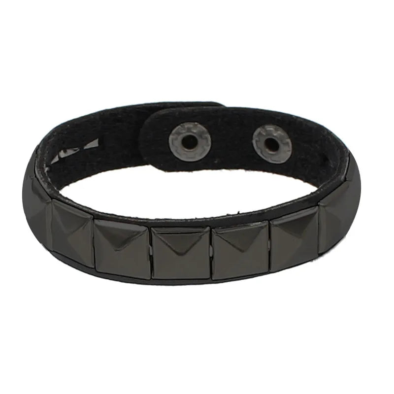 Pulseira Gótica Punk 2025 em Couro PU com 3 Fileiras de Spikes e Correntes | Acessório Unissex